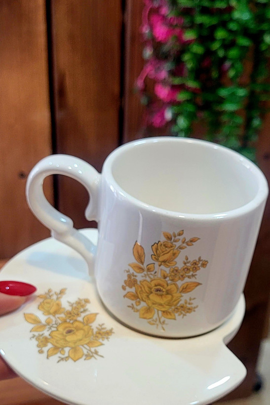 فنجان و نعلبکی سرامیکی