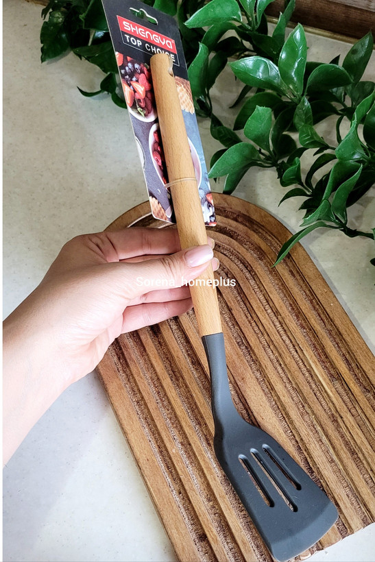 کفگیر شیاردار سیلیکونی دسته بامبو شنگیا ۳۰سانتی متر
